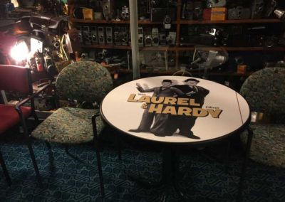 time-cinema-laurel-hardy-table